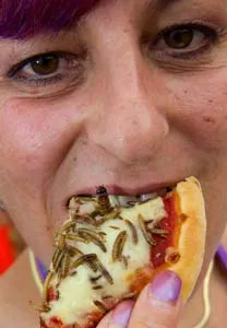 Thưởng thức bánh pizza nhân côn trùng tại liên hoan âm nhạc ngày 22-7. Ảnh Getty Images