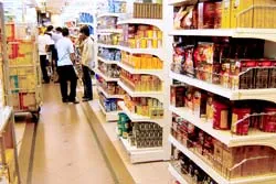 Một quầy hàng của Việt Nam (cà phê Trung Nguyên) tại Trung tâm thương mại Mustafa của Singapore.