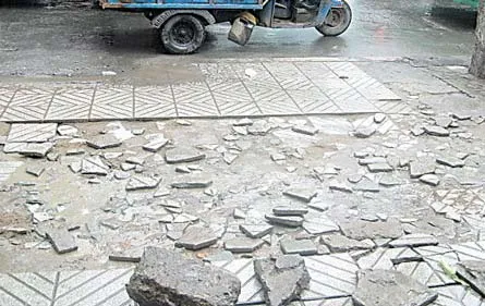 Vỉa hè trên đường Võ Thị Sáu (quận 1) đang xuống cấp trầm trọng. (Ảnh chụp trước nhà số 4E Võ Thị Sáu P. Tân Định quận 1).