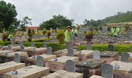 Các thành viên trong đoàn thắp hương tưởng nhớ các anh hùng liệt sĩ tại nghĩa trang quốc tế Ngọc Hồi