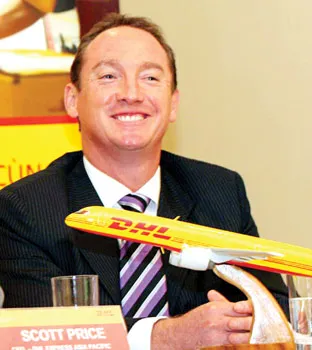 Ông Tim Baxter, Tổng Giám đốc DHL - VNPT Express bên cạnh biểu tượng truyền thống của hãng