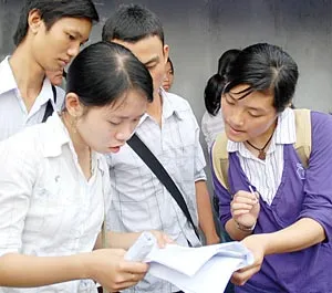 Thí sinh trao đổi sau giờ thi tuyển sinh năm 2009. Ảnh: MAI HẢI