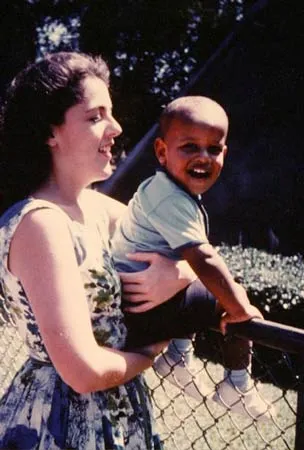 Obama và mẹ Anna Dumham chụp năm 1963, lúc Obama 2 tuổi