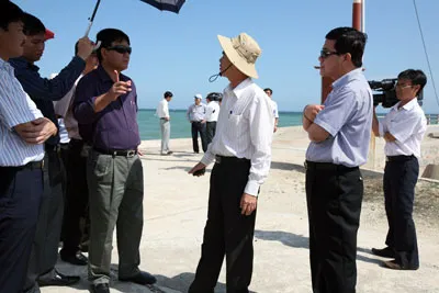 Lãnh đạo Tập đoàn Dầu khí khảo sát phát triển phong điện tại vùng biển Ninh Thuận.