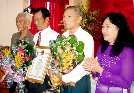 Bà Bùi Hồng Phương – Phó Chủ tịch UBND tỉnh Bạc Liêu trao bằng ghi nhận và hoa cho con trai thứ sáu Cao Văn Bỉnh của cố nhạc sĩ Cao Văn Lầu, NSƯT Thanh Hải và soạn giả – NSƯT Viễn Châu (từ phải sang)