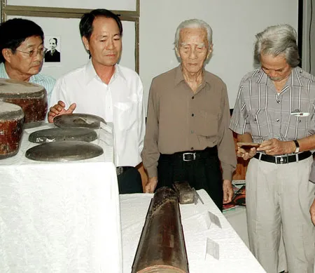 Các nghệ sĩ cùng xem nhạc cụ cổ nhạc tại hội thảo