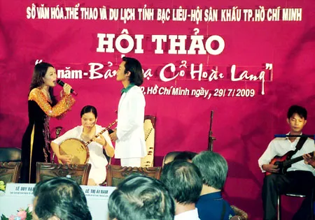 Hai nghệ sĩ trẻ Ngọc Đợi (trái) và Bảo Thanh của Bạc Liêu biểu diễn bài Dạ cổ hoài lang của cố nhạc sĩ Cao Văn Lầu.