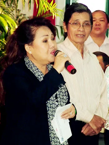 NSƯT Ngọc Giàu (trái) và NSƯT Phương Quang cùng biểu diễn bài vọng cổ nhịp 32 “áo tình đắp mộ người yêu” của soạn giả – NSƯT Viễn Châu tại hội thảo