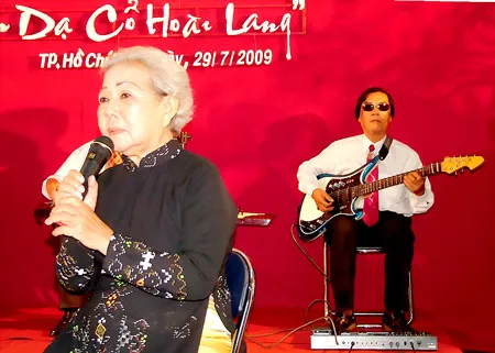 Nghệ sĩ Bạch Huệ hát bản Dạ cổ hoài lang nhịp 2 của cố nhạc sĩ Cao Văn Lầu.