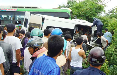 Tai nạn giao thông nghiêm trọng trên đường Hồ Chí Minh