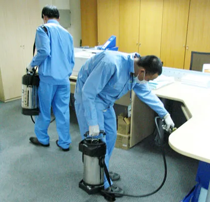 Nhiều cao ốc, công sở tại TPHCM đã thuê nhân viên y tế đến xịt thuốc khử trùng ngăn ngừa cúm A/H1N1 (ảnh chụp tại tòa nhà Petrol Việt Nam). Ảnh Trần Thanh