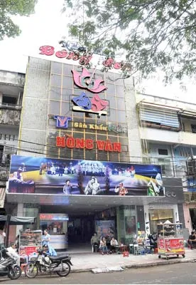 NSƯT Hồng Vân đi tìm điểm diễn mới ở rạp Kim Châu, quận 1, dù chỉ là tạm bợ. Ảnh: An Dung