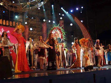 Hoàng Điệp trong trang phục áo dài Thuận Việt trong đêm chung kết