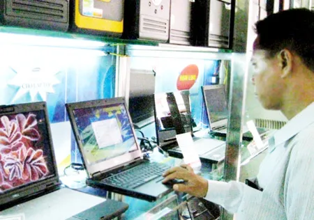 Các máy tính xách tay bán tại nhiều cửa hàng đều niêm yết giá chưa có VAT. Ảnh: ĐỨC TRÍ