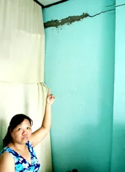 Nhà sắp sập, ai bồi thường?