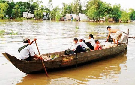 Đò là phương tiện đến trường của học sinh vùng lũ ở ĐBSCL.