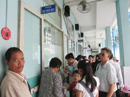 Bảo hiểm y tế tại bệnh viện Tân Bình: Khám 5 phút, chờ cả ngày!