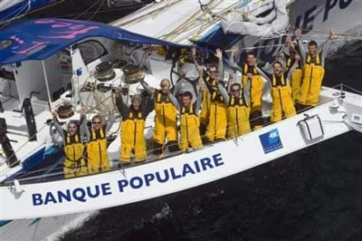 Thuyền trưởng Pascal Bidegorry và thủy thủ đoàn trên chiếc thuyền ba thân "Banque Populaire V"