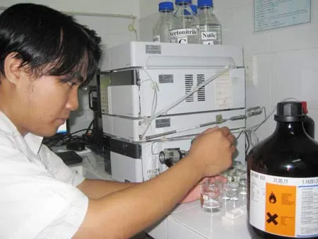 Phân tích định tính định lượng hoạt chất 10 DAB III và Taxol từ cây thông đỏ bằng máy sắc ký lỏng hiệu năng cao HPLC. Ảnh: KIM LIÊN