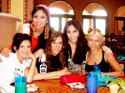 Hoàng Yến với hoa hậu các nước