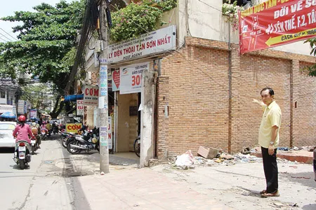 Ông Nguyễn Hồng Hải (số 9 đường Hồng Hà, phường 2, Tân Bình) khiếu nại về việc điều chỉnh hướng tuyến của dự án này. Ảnh: QUÝ LÂM