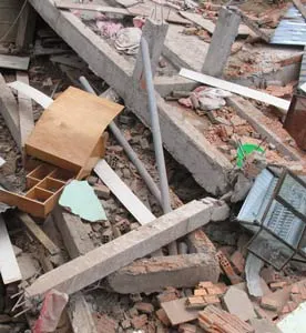 Nhà xây 4,5 tầng nhưng cột đúc quá nhỏ, cốt thép chỉ to bằng ngón tay hoặc bằng chiếc đũa.