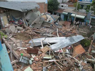 Sập 3 căn nhà, 2 người thiệt mạng, 8 người bị thương