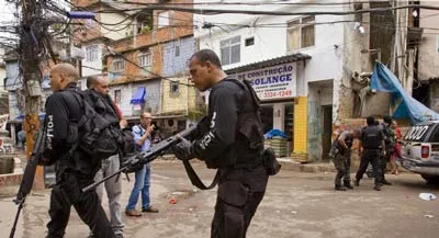 Cảnh sát chống bạo động tuần tra trong khu vực Rocinha