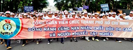 Hơn 10.000 người đi bộ vì nạn nhân chất độc da cam