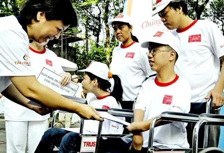 Trao quà cho các nạn nhân chất độc da cam và trẻ khuyết tật sau chương trình đồng hành sáng 9-8.