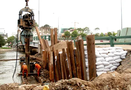 Sự cố sạt lở đường dẫn vào cầu Bùi Hữu Nghĩa: Bao giờ khắc phục xong?