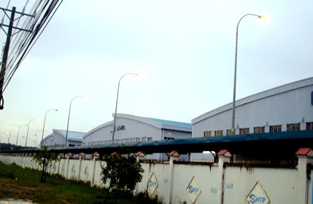 Đèn sáng giữa ban ngày