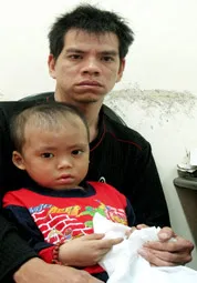 Gà trống nuôi con mắc bệnh hiểm nghèo