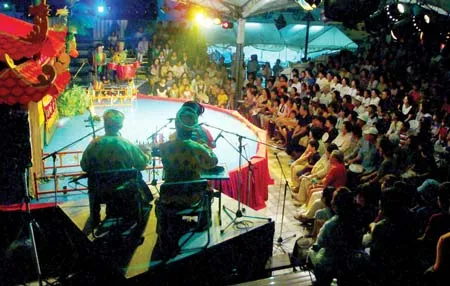 Giám đốc Sân khấu Kịch IDECAF, đạo diễn Huỳnh Anh Tuấn: Chuyện đi một ngày đàng…