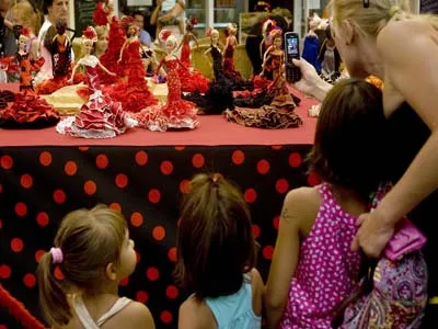 Búp bê Barbie mặc trang phục của vũ nữ flamencô truyền thống tại triển lãm "Poderie"