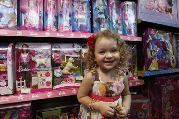 Bé gái Jordan bên cạnh quầy bán búp bê Barbie