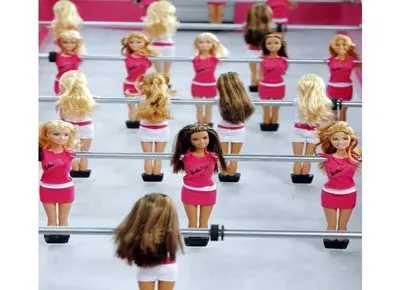 Búp be Barbie được dùng cả trong trò chơi bi-lắc