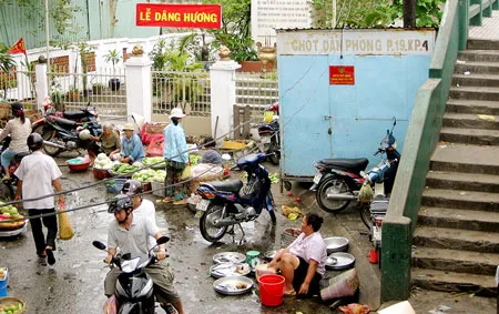 Nhếch nhác quanh bia ghi công