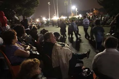 Hàng nghìn người chờ đợi ở bên ngoài cả đêm để được khám bệnh vào ngày hôm sau.