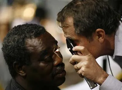 Kiểm tra mắt cho người bệnh