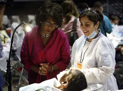 Dân biểu bang Califonia Maxine Waters nói chuyện với người bệnh
