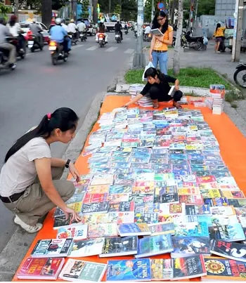 Những "sạp" sách vỉa hè, nơi bày bán nhiều sách lậu. Ảnh: An Dung