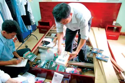 Chống in sách lậu: Bắt khó, xử lý... nhẹ