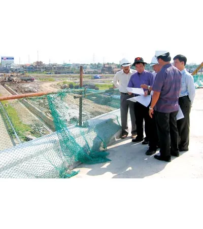 Kiểm tra công trình cầu Phú Mỹ và đại lộ Đông-Tây, Phó Chủ tịch Thường trực UBND TPHCM Nguyễn Thành Tài: Yêu cầu thông xe vào 2-9
