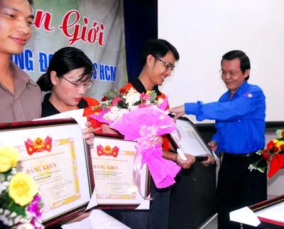 Phó TBT Báo SGGP Nguyễn Tấn Phong trao hoa và bằng khen cho các tập thể nhận bằng khen của BCH TW Đoàn TNCS Hồ Chí Minh