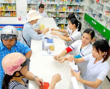 Mua thuốc tại một cửa hàng. Ảnh: ĐỨC TRÍ