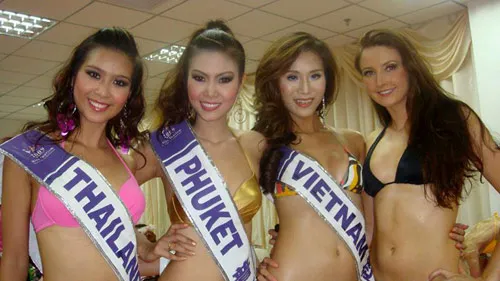 Thái Hà cùng các người đẹp khác. Ảnh: Elite.