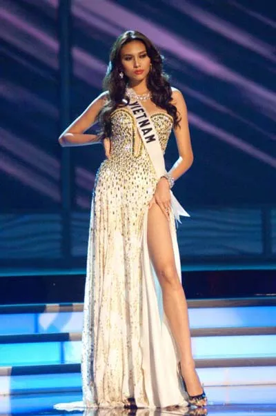 Hoa hậu Việt Nam - Võ Hoàng Yến trong trang phục dạ hội