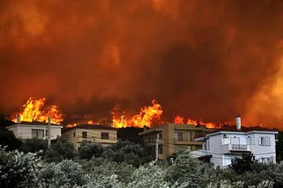 Khu vực dân cư bị đe dọa bởi những đám cháy lớn Ảnh: AFP