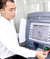 Thẻ ngân hàng: Chuyển “từ” sang “chip”